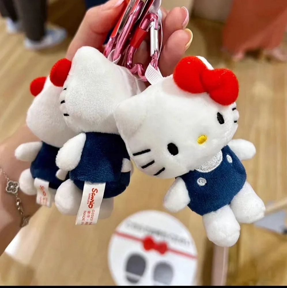 Hello Kitty Plush Keychain - Picture 4 of 6